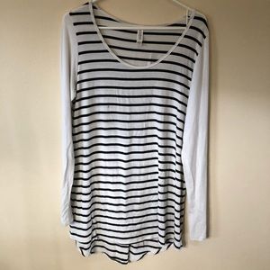 Med lularoe black white stripe lynnae long sleeve